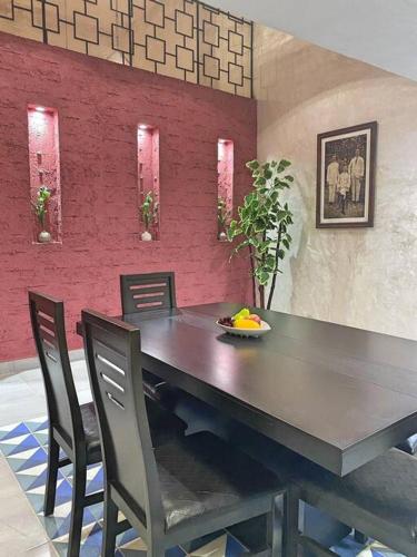 a dining room with a black table and chairs at Casa Nardo Planta Baja in Valladolid