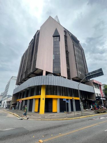 un gran edificio en la esquina de una calle en Loft's Freitag, en Joinville