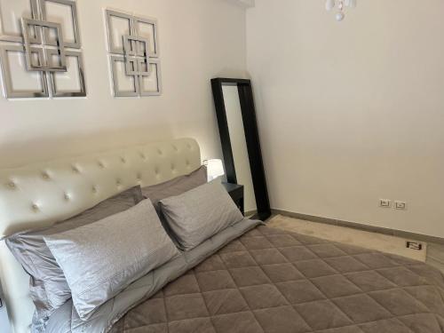 Un dormitorio con una cama grande con dos almohadas. en Casa Pepi, en Pesaro
