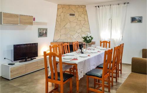 Televízia a/alebo spoločenská miestnosť v ubytovaní Stunning Home In Olvera With Kitchen