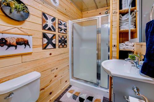 y baño con ducha, aseo y lavamanos. en Idyllic Finns Retreat - Walk to Lake Huron, en Oscoda