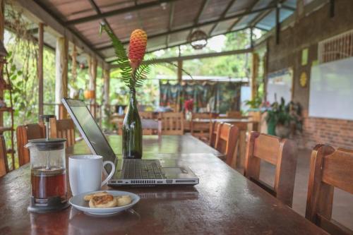 einen Tisch mit einem Laptop und einem Teller mit Speisen in der Unterkunft Estación Biológica Agualí in Matagalpa