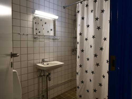 Koupelna v ubytování Sulisartut Højskoliat