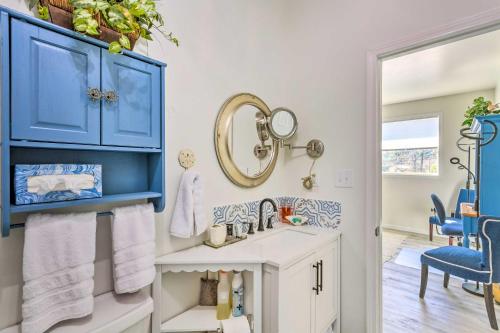 uma casa de banho com um armário azul e um lavatório em East Bay Vacation Rental with Dock! em Navarre