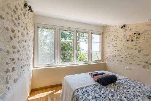 a bedroom with a bed with two towels on it at Le charme d'un pigeonnier provençal avec piscine in Oraison