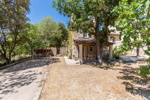 Un jardín fuera de Le charme d'un pigeonnier provençal avec piscine
