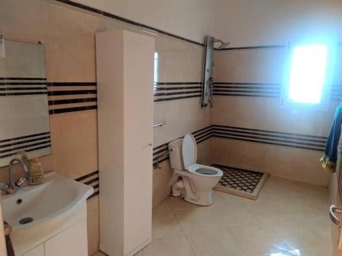 een badkamer met een toilet en een wastafel bij Villa avec piscine in Marrakesh