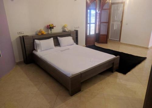 a bedroom with a large bed in a room at Villa avec piscine in Marrakech