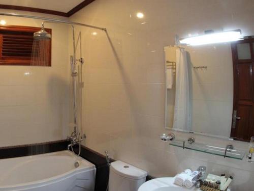 uma casa de banho com uma banheira, um WC e um lavatório. em Hotel Kally Saigon em Ho Chi Minh
