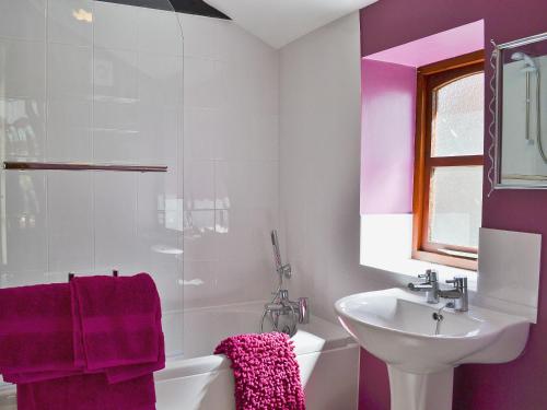a bathroom with a sink and a bath tub and a sink at Elm Barn View in Freethorpe
