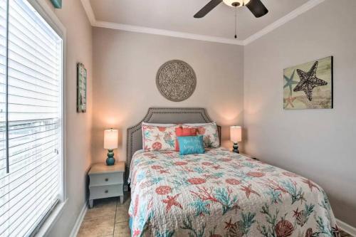 Katil atau katil-katil dalam bilik di Coastal Heaven - Crystal Beach Relaxing Beach Home