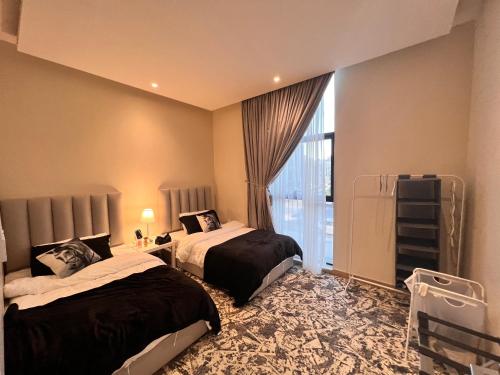 Кровать или кровати в номере شقة فندقية لاكجري مع بلكونة الملقا
