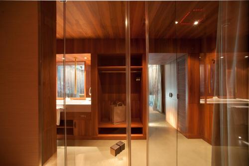 Meisterschwandenにあるゼーローゼ リゾート ＆ スパのバスルーム(ガラス張りのシャワー、シンク付)