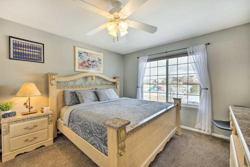 1 dormitorio con 1 cama, ventilador de techo y ventana en Colorado Springs Vacation Home - Walk to Park, en Colorado Springs