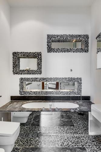 a bathroom with two sinks and two toilets at Care Property London- Apartments in London
