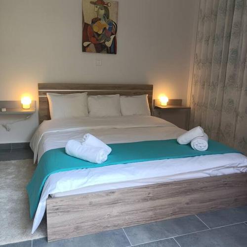 een slaapkamer met een groot bed en 2 handdoeken bij GAYA apartments in Athene