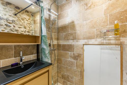 Un baño de Le charme d'un pigeonnier provençal avec piscine
