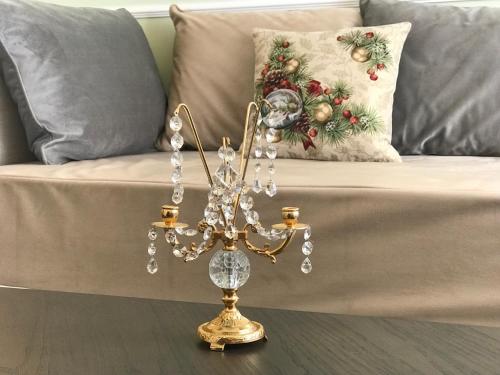 un lampadario a braccio dorato su un tavolo di fronte a un divano di KNEZ SIMA Jacuzzi, 3 Bedrooms, Balcony in STARI GRAD a Belgrado