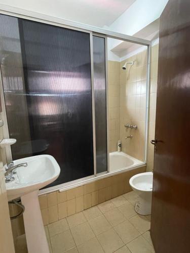 La salle de bains est pourvue d'un lavabo, d'une baignoire et de toilettes. dans l'établissement Departamento Borgoña, à Salta