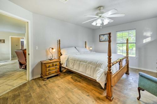 - une chambre avec un lit et un ventilateur de plafond dans l'établissement Willows Nest Inn - Moody Home Near Belton Lake!, à Troy