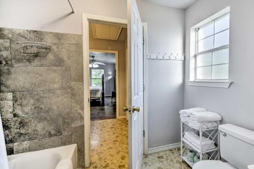 La salle de bains est pourvue de toilettes et d'une douche à l'italienne. dans l'établissement Willows Nest Inn - Moody Home Near Belton Lake!, à Troy