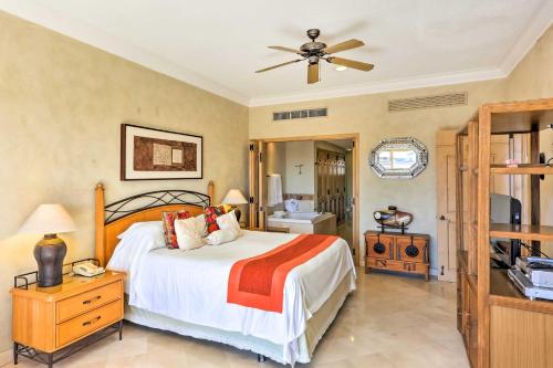 una camera da letto con un letto e una televisione di Cabo San Lucas Villa with Resort Amenities! a Cabo San Lucas