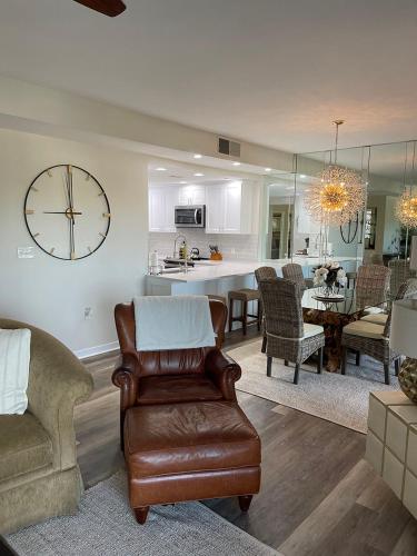Χώρος καθιστικού στο Newly Remodeled Hilton Head Villa