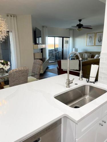 Η κουζίνα ή μικρή κουζίνα στο Newly Remodeled Hilton Head Villa