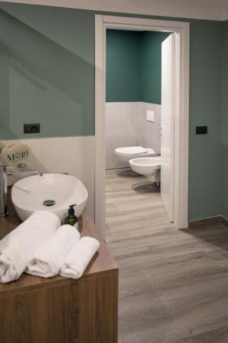 Moody smart & comfy Hotelにあるバスルーム