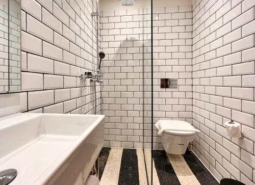 uma casa de banho branca com uma banheira e um WC em Boutique Hotel Gauthier Restaurant Terrasse em Casablanca