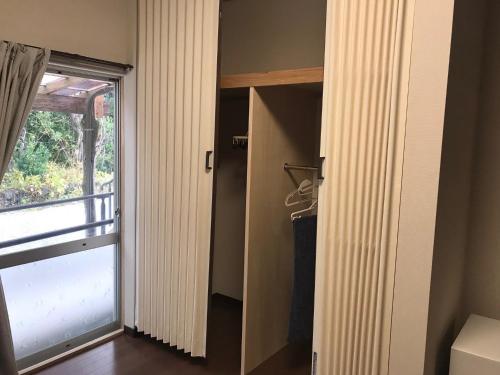 a room with a door leading to a balcony at NoboryusoーVacation STAY 40250ｖ in Mitsune