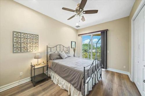 een slaapkamer met een bed en een plafondventilator bij Beachside, 5 Bedroom Exclusive Home in Indian Harbour Beach
