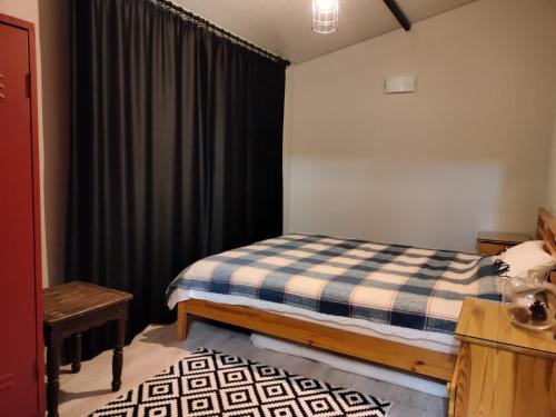 - une chambre avec un lit et un rideau noir dans l'établissement Chimera holiday house, à Kemer