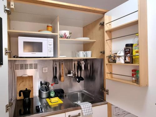 una piccola cucina con lavandino e forno a microonde di Apartamento Puig Campana a Benidorm