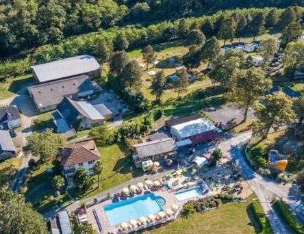 una vista aérea de una casa con piscina en Oh! Campings - Camping Paradis A l'ombre des tilleuls, en Peyrouse