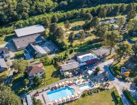Bazén v ubytovaní Oh! Campings - Camping Paradis A l'ombre des tilleuls alebo v jeho blízkosti
