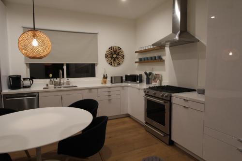 Newly built 3 bedroom townhouse with 3 en suites.
