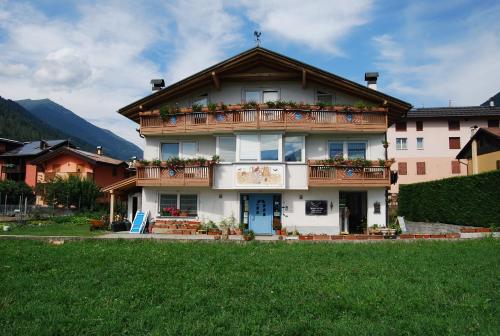 a large house with a balcony on top of it at B&B Nido Delle Aquile in Monclassico