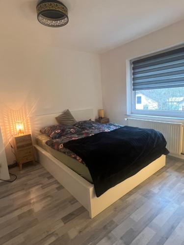 NiederfellにあるFerienwohnung Moselの窓付きの部屋にベッド付きのベッドルーム1室があります。