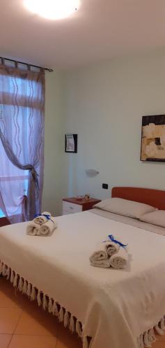 a bedroom with a bed with towels on it at Agriturismo L'Uliveto in Gargnano