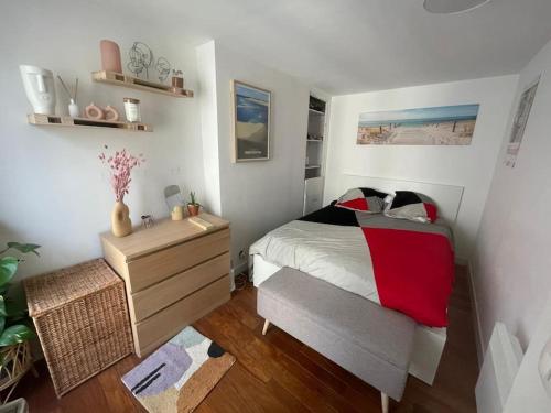 une chambre avec un lit et une commode dans l'établissement Charming apartment in the center of Paris (SSD), à Paris