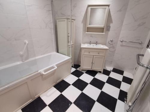 a bathroom with a black and white checkered floor at Old Trafford City Centre Events 4 Bedrooms 6 rooms sleeps 3 - 8 in Manchester