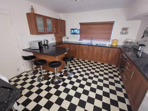 una cocina con suelo a cuadros en blanco y negro en Old Trafford City Centre Events 4 Bedrooms 6 rooms sleeps 3 - 8, en Mánchester