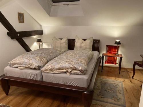 ein Schlafzimmer mit einem großen Bett mit Kissen in der Unterkunft Romantische Ferienwohnung im Grünen in Hohen Neuendorf