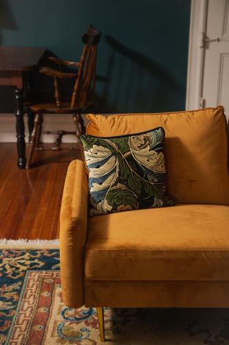 Zona de estar de The Dewey by The Lenox Collection