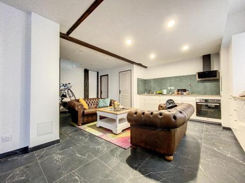 un salon avec deux canapés et une cuisine dans l'établissement chambre cosy privée chez Franck, à Bordeaux