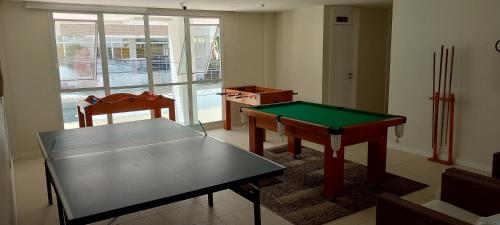 a room with a ping pong table and two chairs at MANDAI Apartamento Cabo Frio in Cabo Frio
