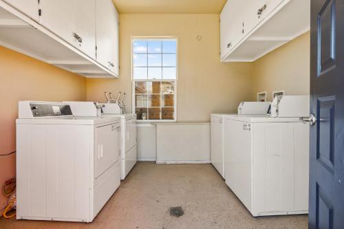 a laundry room with white washers and a window at Pacific Plaza Resort Unit 108 in Oceano