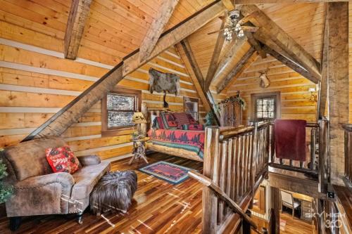 una sala de estar en una cabaña de madera con sofá en Cinnamon Valley, en Eureka Springs