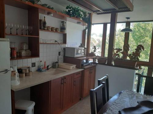 cocina con armarios de madera y encimera en אירוח גאלה בגולן, en Katzrin